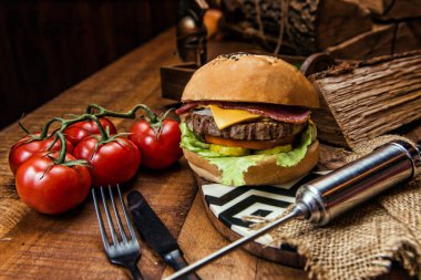 Sığır eti burger patates rustik tarzı kumaş ve ahşap tablo