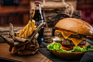 Sığır eti burger patates rustik tarzı kumaş ve ahşap tablo