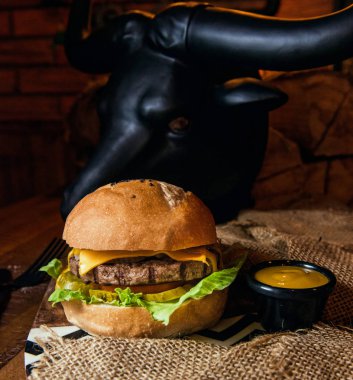 Sığır eti burger patates rustik tarzı kumaş ve ahşap tablo