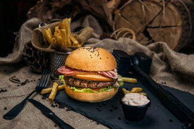 Sığır eti burger patates rustik tarzı kumaş ve ahşap tablo