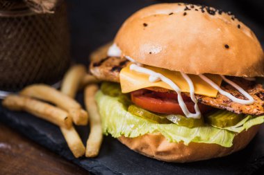 Sığır eti burger patates rustik tarzı kumaş ve ahşap tablo