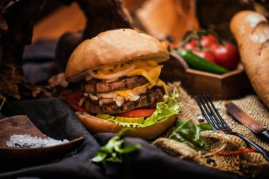 Sığır eti burger patates rustik tarzı kumaş ve ahşap tablo