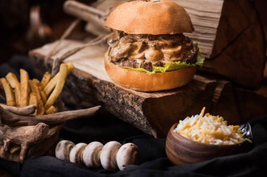 Sığır eti burger patates rustik tarzı kumaş ve ahşap tablo