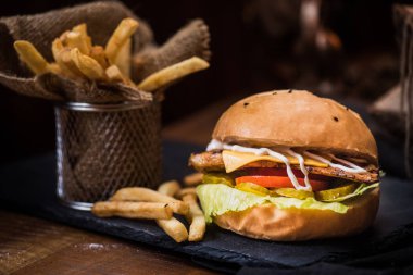 Sığır eti burger patates rustik tarzı kumaş ve ahşap tablo