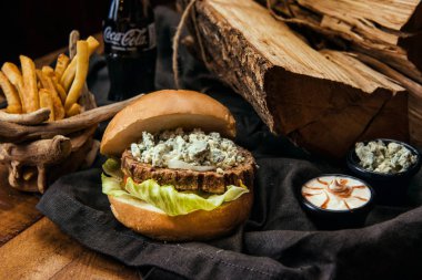 Sığır eti burger patates rustik tarzı kumaş ve ahşap tablo