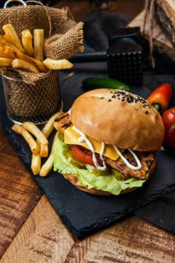 Sığır eti burger patates rustik tarzı kumaş ve ahşap tablo