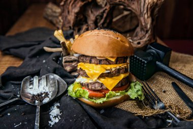 Sığır eti burger patates rustik tarzı kumaş ve ahşap tablo