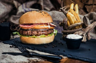 Sığır eti burger patates rustik tarzı kumaş ve ahşap tablo