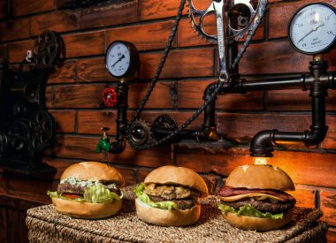 Sığır eti burger patates rustik tarzı kumaş ve ahşap tablo