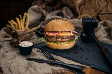 Sığır eti burger patates rustik tarzı kumaş ve ahşap tablo