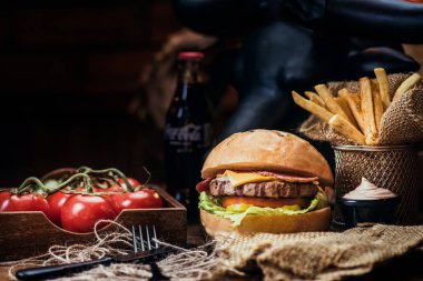 Sığır eti burger patates rustik tarzı kumaş ve ahşap tablo