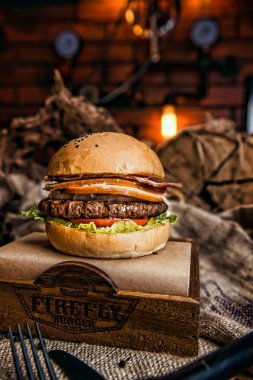 Sığır eti burger patates rustik tarzı kumaş ve ahşap tablo