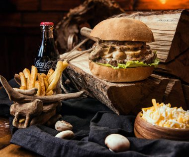 Sığır eti burger patates rustik tarzı kumaş ve ahşap tablo