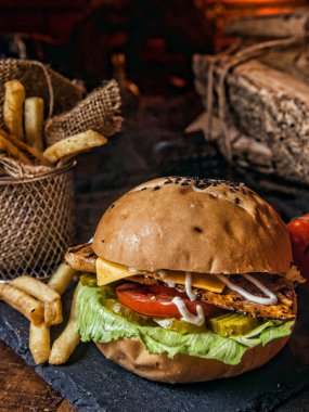 Hamburger, rustik ahşap masa stok görüntü arka plan ile görünümünü kapat