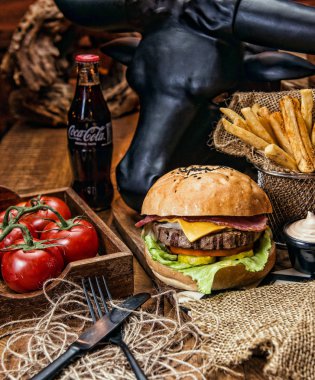 Hamburger, rustik ahşap masa arka plan ile görünümünü kapat