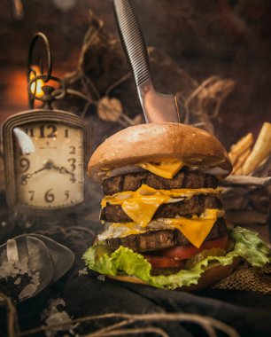 Hamburger, rustik ahşap masa arka plan ile görünümünü kapat