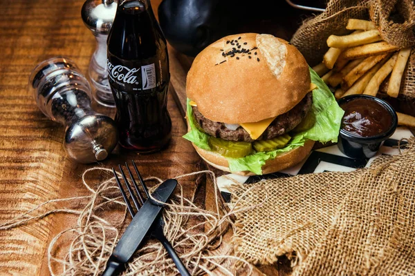 Sığır eti burger patates rustik tarzı kumaş ve ahşap tablo