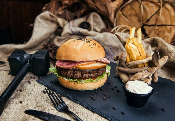 Sığır eti burger patates rustik tarzı kumaş ve ahşap tablo