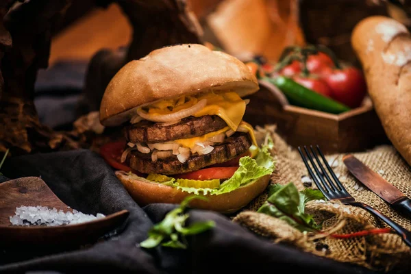 Sığır eti burger patates rustik tarzı kumaş ve ahşap tablo