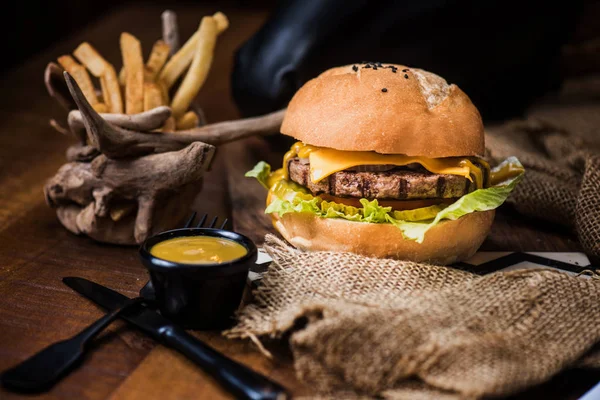 Sığır eti burger patates rustik tarzı kumaş ve ahşap tablo