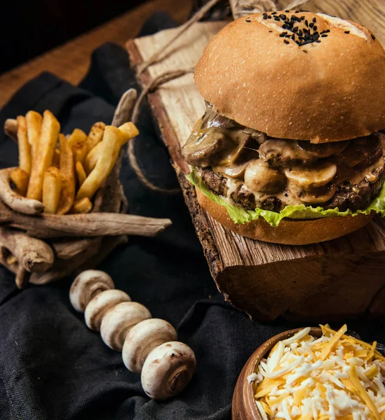 Sığır eti burger patates rustik tarzı kumaş ve ahşap tablo