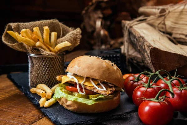 Sığır eti burger patates rustik tarzı kumaş ve ahşap tablo