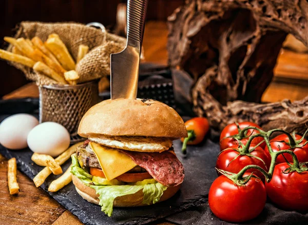 Sığır eti burger patates rustik tarzı kumaş ve ahşap tablo