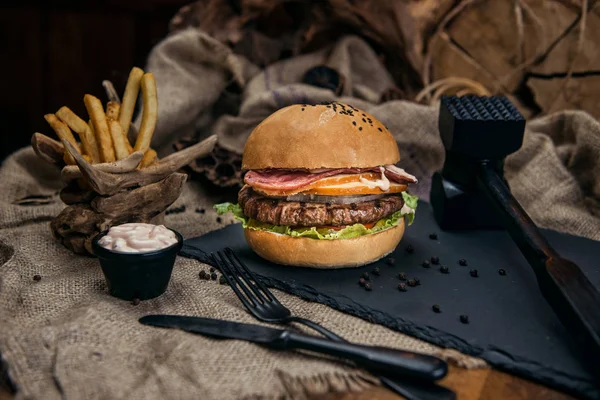 Sığır eti burger patates rustik tarzı kumaş ve ahşap tablo