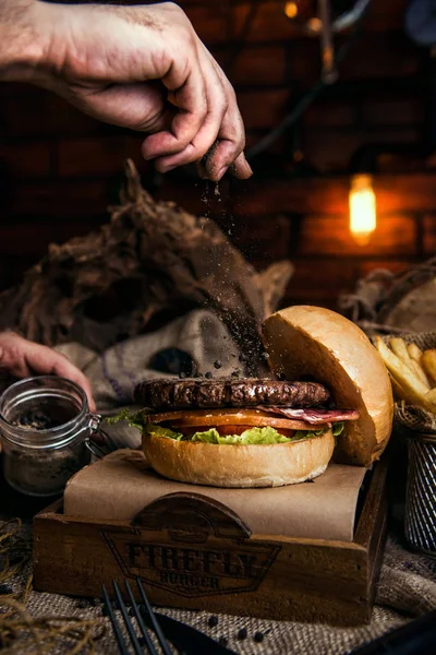 Sığır eti burger patates rustik tarzı kumaş ve ahşap tablo