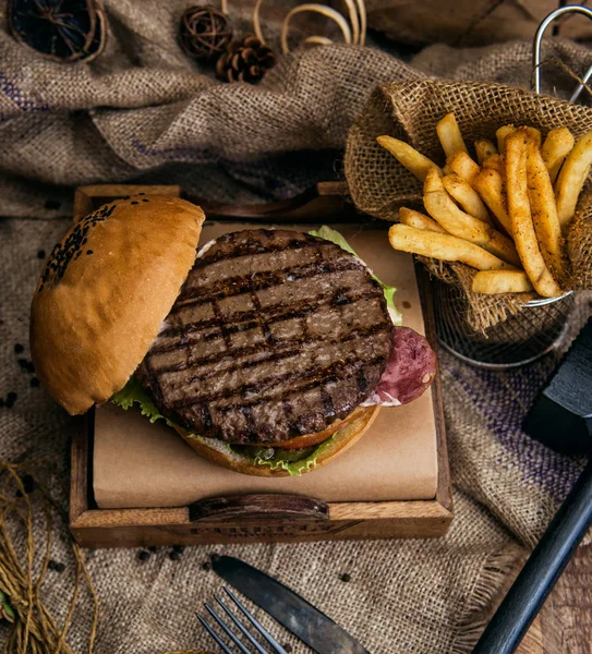 Sığır eti burger patates rustik tarzı kumaş ve ahşap tablo