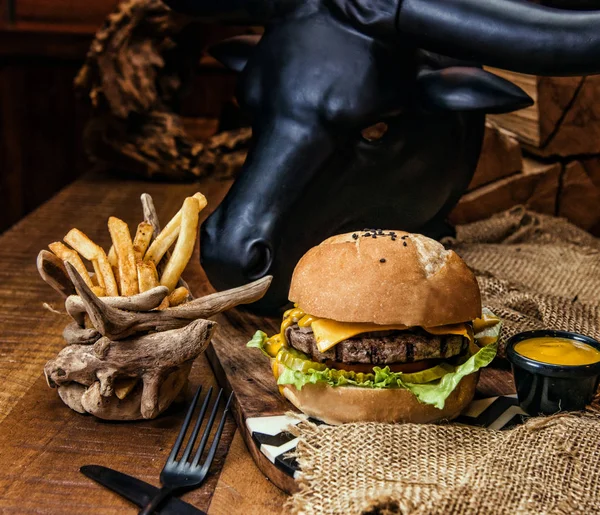 Sığır eti burger patates rustik tarzı kumaş ve ahşap tablo