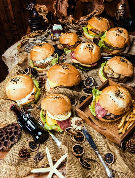 Rustik tarzı farklı et Burger. İçecek şişe ile