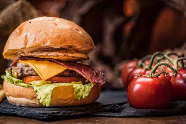 Sığır eti burger patates rustik tarzı kumaş ve ahşap tablo