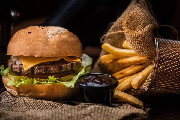 Hamburger, rustik ahşap masa arka plan ile görünümünü kapat