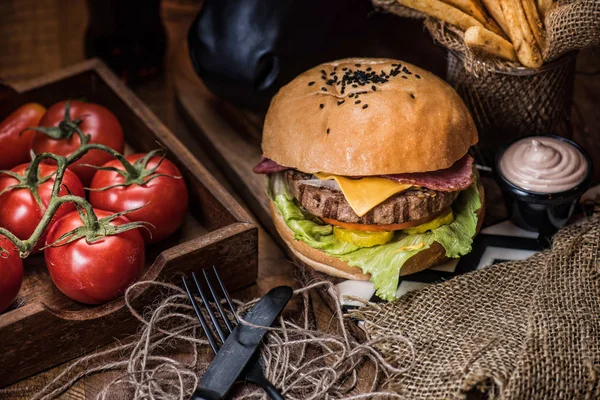 Hamburger, rustik ahşap masa arka plan ile görünümünü kapat