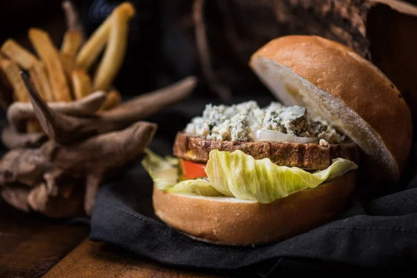 Hamburger, rustik ahşap masa arka plan ile görünümünü kapat