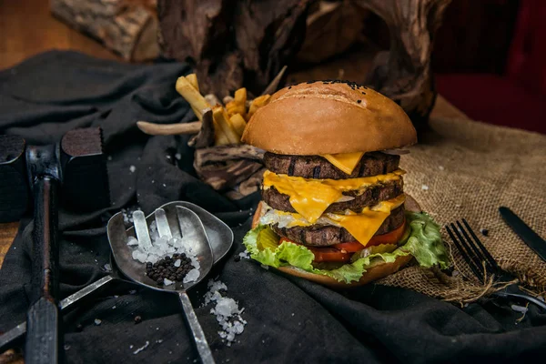 Hamburger, rustik ahşap masa arka plan ile görünümünü kapat