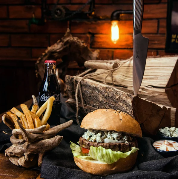 Hamburger, rustik ahşap masa arka plan ile görünümünü kapat