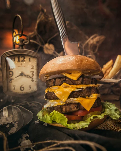 Hamburger, rustik ahşap masa arka plan ile görünümünü kapat