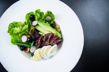 Baharatlı sığır, avokado, zeytin ve yumurta salatası