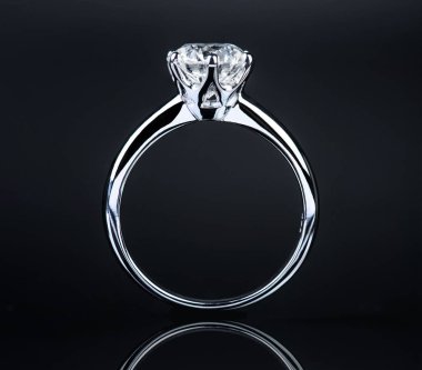 Elmas siyah arka plan üzerine beyaz altın yüzük