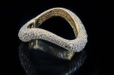  Altın braceleta siyah arka plan.