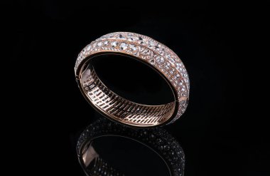 Beyaz altın braceleta siyah arka plan.