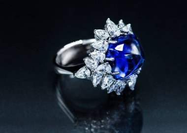 Siyah zemin üzerine mavi elmas ile beyaz altın yüzük