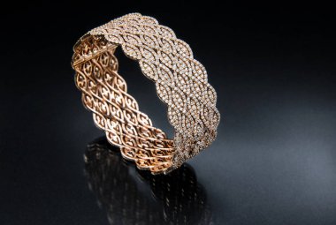 Siyah arka planda altın bilezik