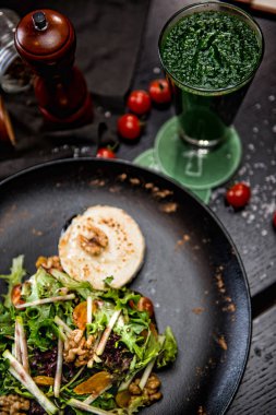 Kiraz domates, ceviz ve sebze ile sağlıklı salata