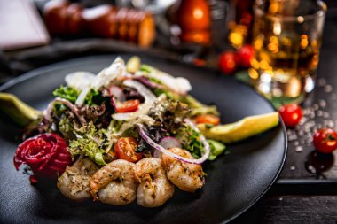 siyah plaka, closeup karides salatası 