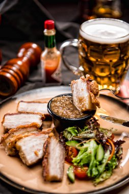 sause ile pişmiş domuz yağı yakından görmek 