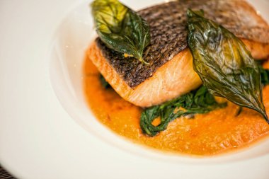 taze vegetebles ile plaka üzerinde beyaz kızarmış balık 