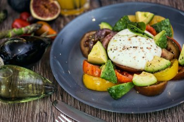 peynir mozzarella tabakta sebze salatası